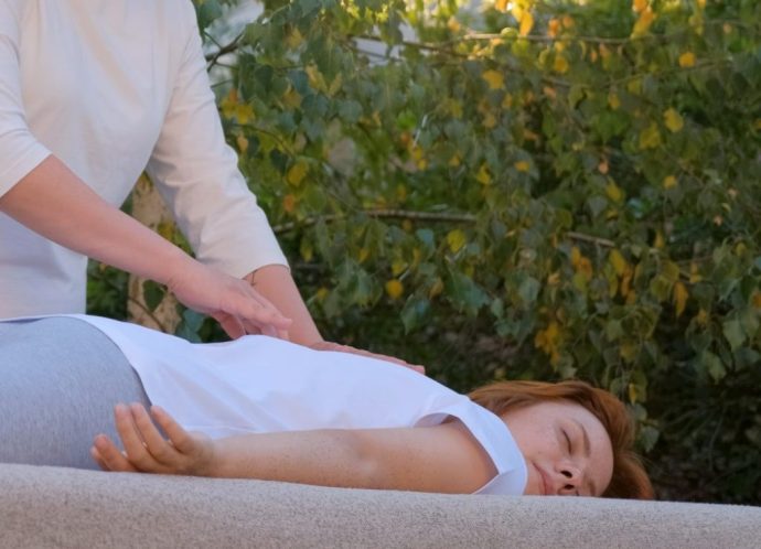 vecteezy_woman-do-traditional-chinese-massage-outdoors-in-summer-garden_7663279